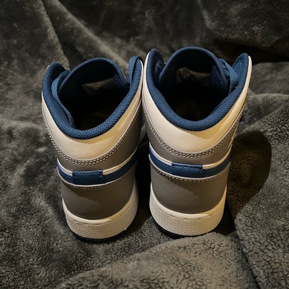NIKE AIR JORDAN 1 MID GS - Picture 2 of 8